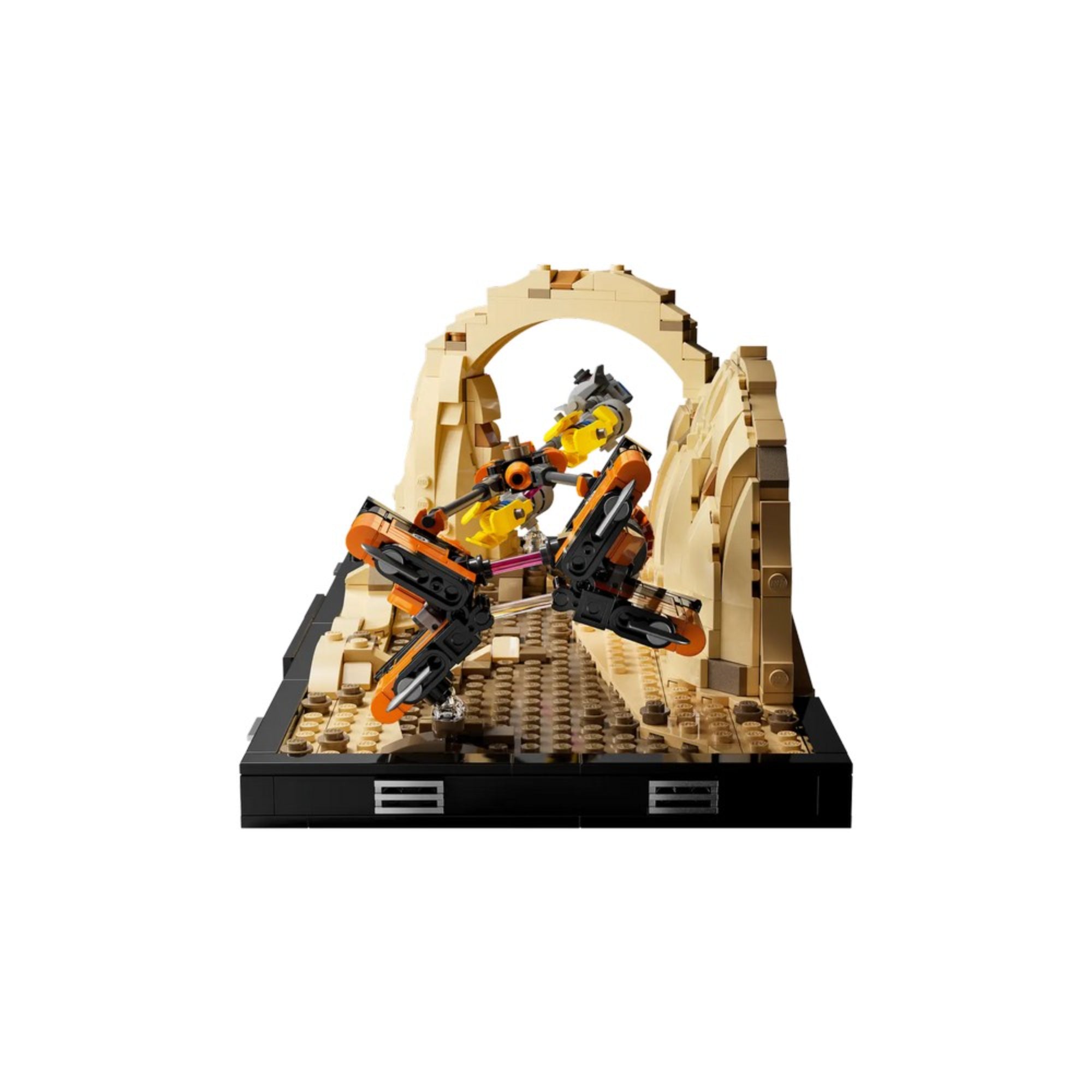  A LEGO Star Wars Mos Espa fogatverseny dioráma (75380) oldalnézeti képe, amelyen jól láthatóak a versenyfogatok részletes technikai kialakításai és a sziklás táj.