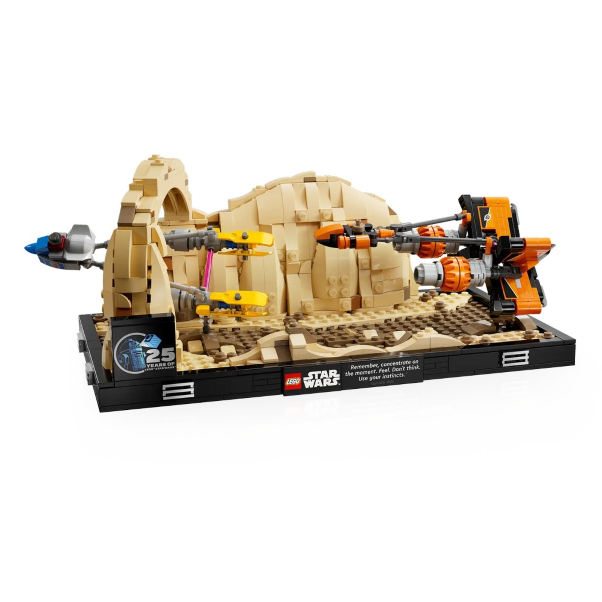 A LEGO Star Wars Mos Espa fogatverseny dioráma (75380) teljesen összeállítva, elölről fényképezve, középen a híres versenypálya sziklás kapuja és két lebegő fogat.