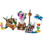 A LEGO Super Mario Dorrie elsüllyedt hajóroncs kalandjai kiegészítő szett (71432) összerakva, víz alatti jelenettel, korallokkal, hajóronccsal, interaktív elemekkel, Dorrie figurával, egy rózsaszín szájú lila szörnnyel és repülő hal karakterrel.