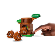 Közelkép a LEGO Super Mario Goomba játszótér (71433) készlet Goomba figuráiról és a mozgatható farönk elemekről.
