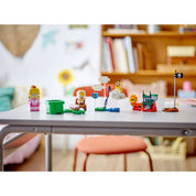 LEGO Super Mario Kalandok az interaktív LEGO Peach figurával (71441) – a teljes készlet összeállítva egy asztalon, háttérben gyerekszoba berendezéssel.