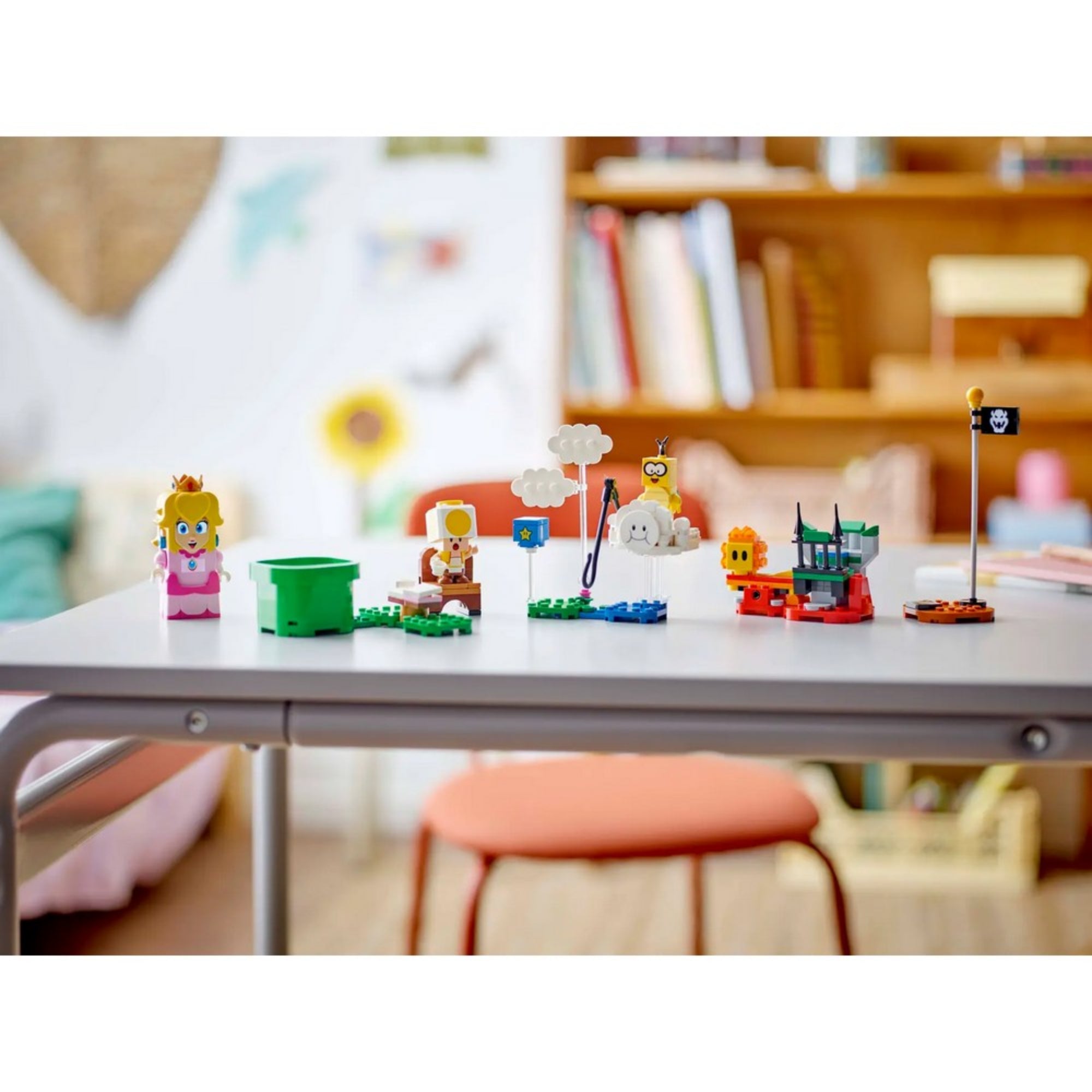LEGO Super Mario Kalandok az interaktív LEGO Peach figurával (71441) – a teljes készlet összeállítva egy asztalon, háttérben gyerekszoba berendezéssel.