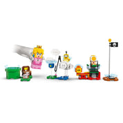 A LEGO Super Mario kezdőkészlet teljes elrendezése a Peach hercegnővel, startcsővel, Lakitu figurával, Yellow Toaddal, felhőkkel, zászlórúddal és különféle pályaelemekkel.