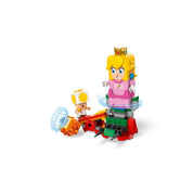 LEGO Super Mario Kalandok az interaktív LEGO Peach figurával (71441) – LEGO Peach és Yellow Toad figurák egy tűzcsapda mechanikával ellátott építményen, akció közben.