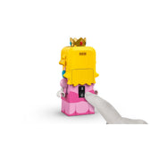LEGO Super Mario Kalandok az interaktív LEGO Peach figurával (71441) – a figura hátulnézete, ujj mutat a hátoldalon lévő bekapcsoló és Bluetooth gombra.