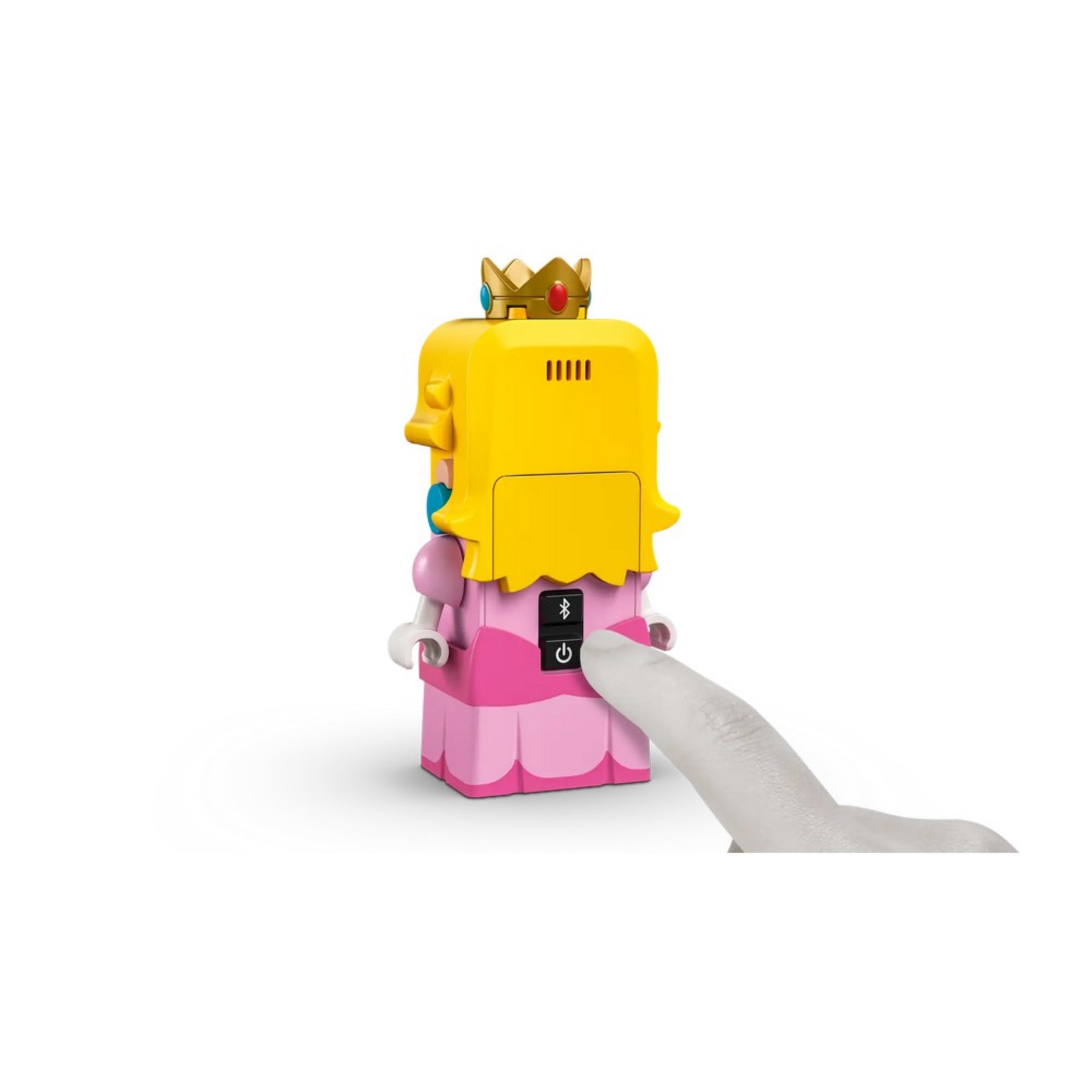 LEGO Super Mario Kalandok az interaktív LEGO Peach figurával (71441) – a figura hátulnézete, ujj mutat a hátoldalon lévő bekapcsoló és Bluetooth gombra.