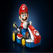 A LEGO Super Mario Mario Kart Mario & Standard Kart (72037) szemből – Mario ikonikus piros sisakjában, gokartjában ülve, kék háttér előtt.