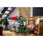 A LEGO Super Mario – Mario és Yoshi szett (71438) dekoratívan elhelyezve egy dohányzóasztalon modern lakókörnyezetben.
