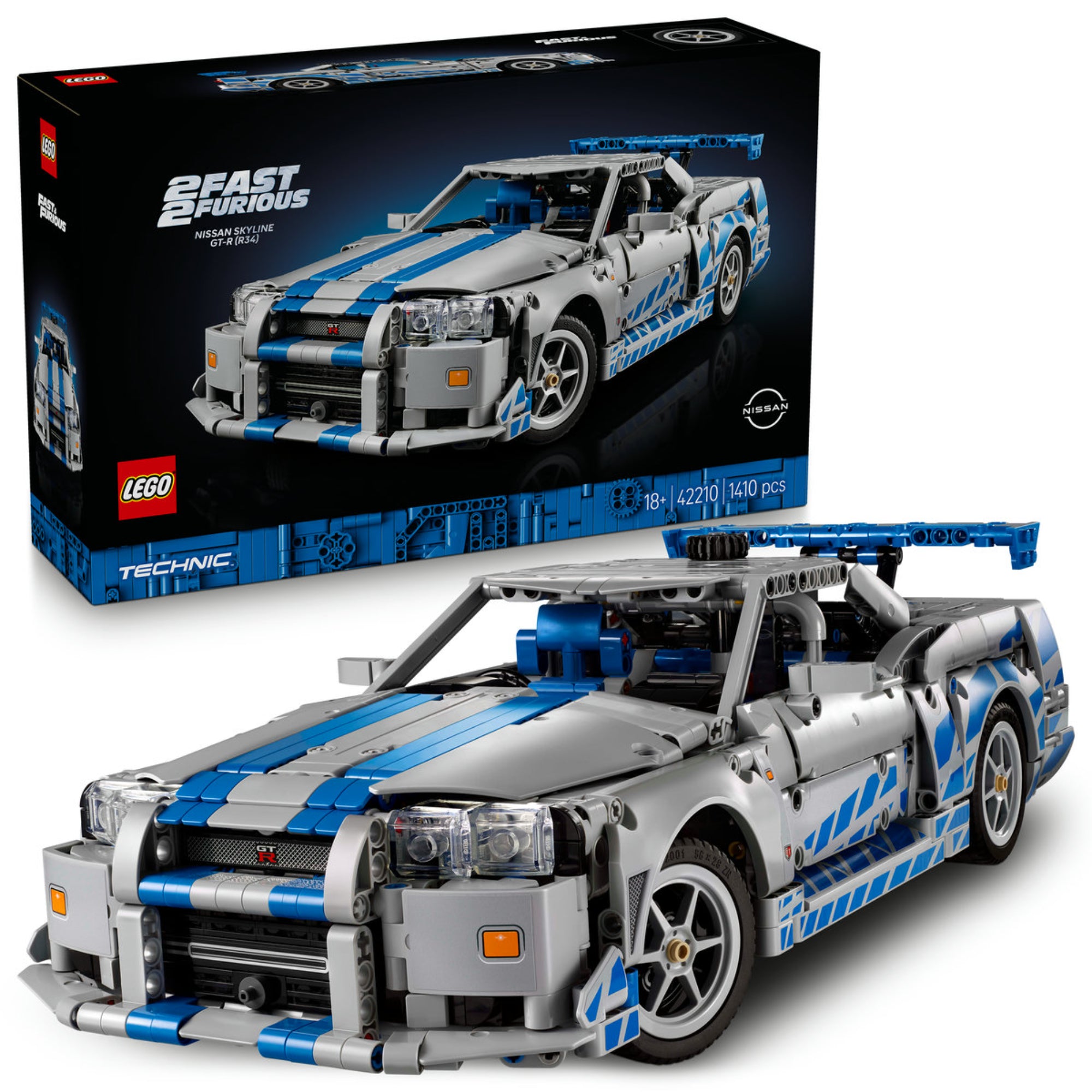 A LEGO Technic 42210 Fast & Furious Nissan Skyline GT-R (R34) szett doboza és az összeépített szürke-kék sportautó modellje, részletes matricákkal és aerodinamikai elemekkel.