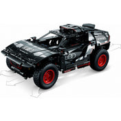 LEGO Technic Audi RS Q e-tron 42160 versenyautó ferde elölnézetből, irányjelző nyilakkal és részletes karosszériával, Audi logóval és piros keréktárcsákkal.