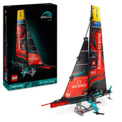 A LEGO Technic Emirates Team New Zealand AC75 (42174) doboza és a mellette álló kész jachtmodell, élénk színekben és valósághű részletekkel.