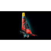 A LEGO Technic Emirates Team New Zealand AC75 jacht (42174) megvilágított modellje sötét háttér előtt, kiemelve a vitorla részleteit és szponzori logókat.