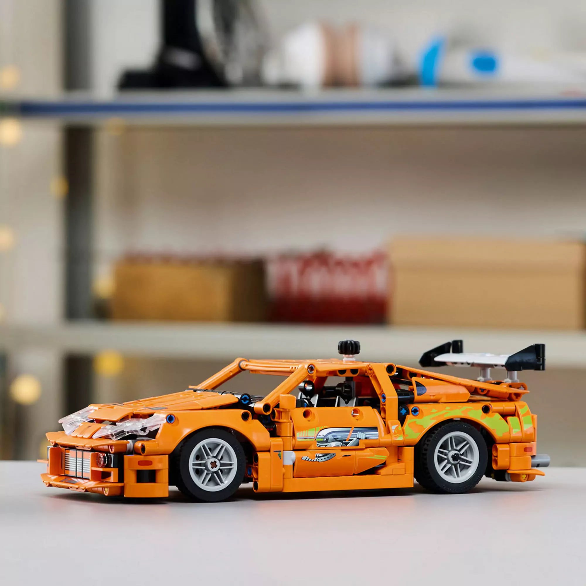 LEGO Technic Fast and Furious Toyota Supra MK4 (42204) valós környezetben, összeépítve, oldalnézetből.