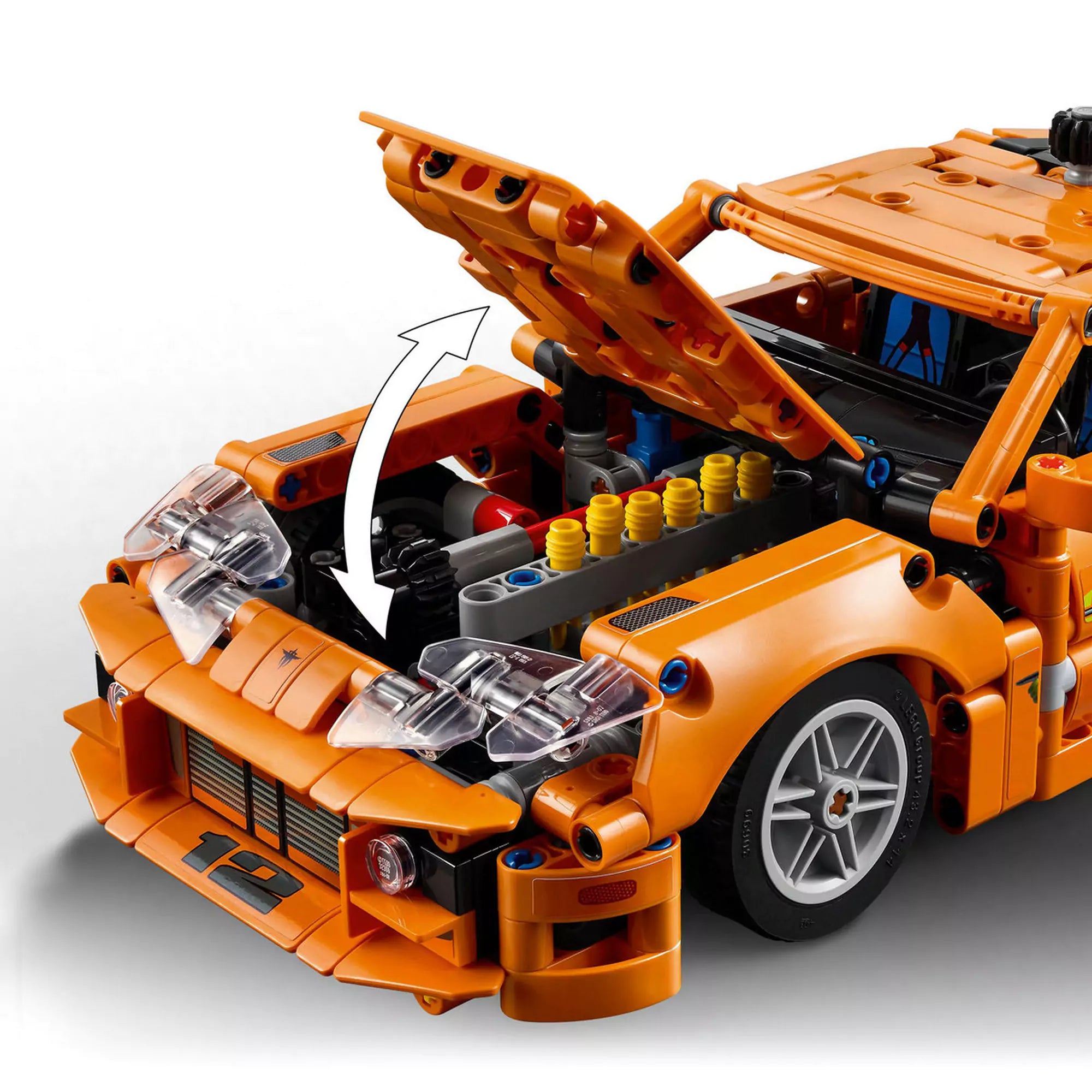  LEGO Technic Fast and Furious Toyota Supra MK4 (42204) nyitott motorháztetővel, látható 6 hengeres motorral.