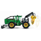Oldalnézeti kép, amely a LEGO Technic John Deere 948L-II Skidder markolójának mozgathatóságát demonstrálja elmosódott mozdulat-effektekkel.