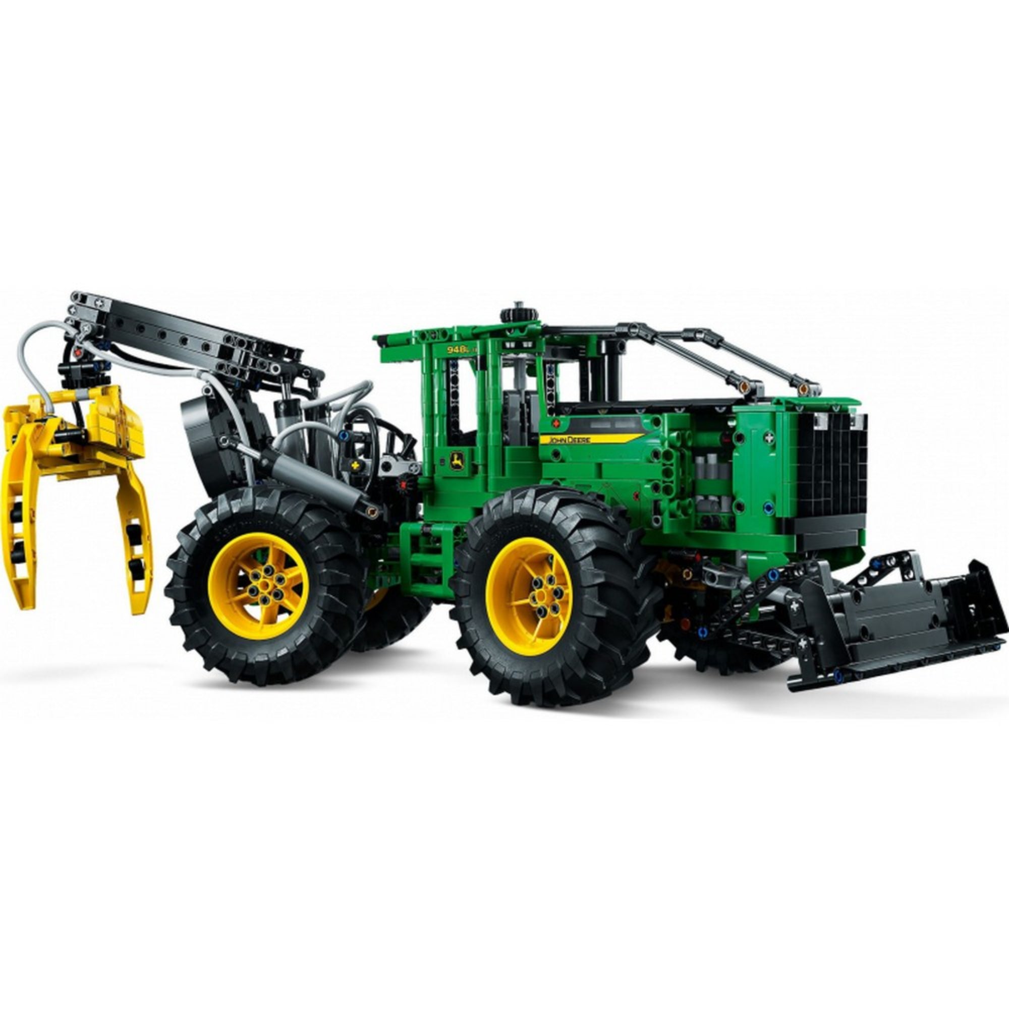 A LEGO Technic John Deere 948L-II Skidder ferde szögből, jól látható a markolókar, a hidraulikus elemek és a részletes motorház kialakítás.