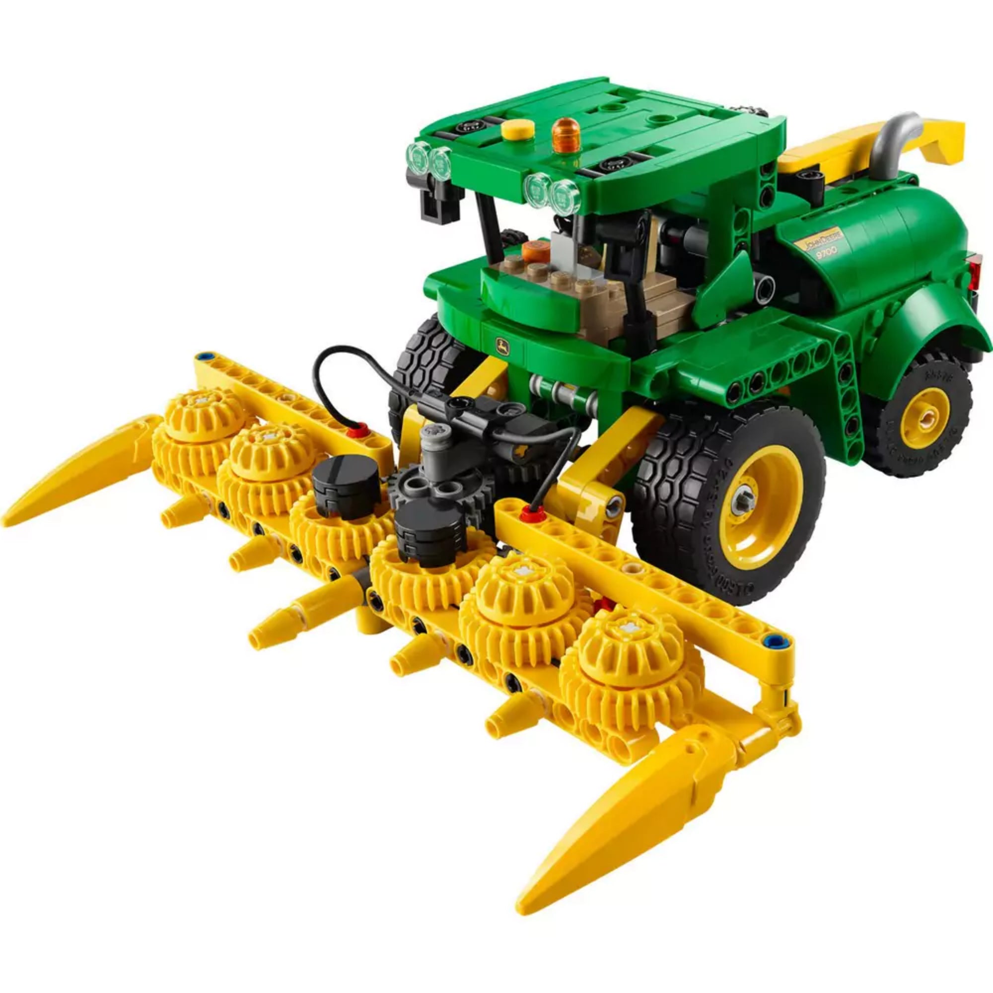 Összeállított LEGO Technic John Deere 9700 silózó zöld és sárga színekben, elöl forgó aratófejjel, részletes vezetőfülkével és realisztikus gumikkal.