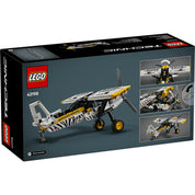LEGO Technic Kisrepülő 42198 doboza, amelyen a jármű három különböző beállításban látható, köztük repülés közben, és az álló helyzetek, amelyek bemutatják a modell műszaki jellemzőit és funkcióit.