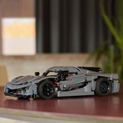 A LEGO Koenigsegg Jesko modell kiállítva egy modern, letisztult lakásban, kiemelve a sportautó elegáns íveit és realisztikus kerekeit.