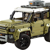 LEGO Technic Land Rover Defender (42110) modell közelképe elölről, jól látható „DEFENDER” felirattal, első lámpákkal és részletes motorháztetővel.