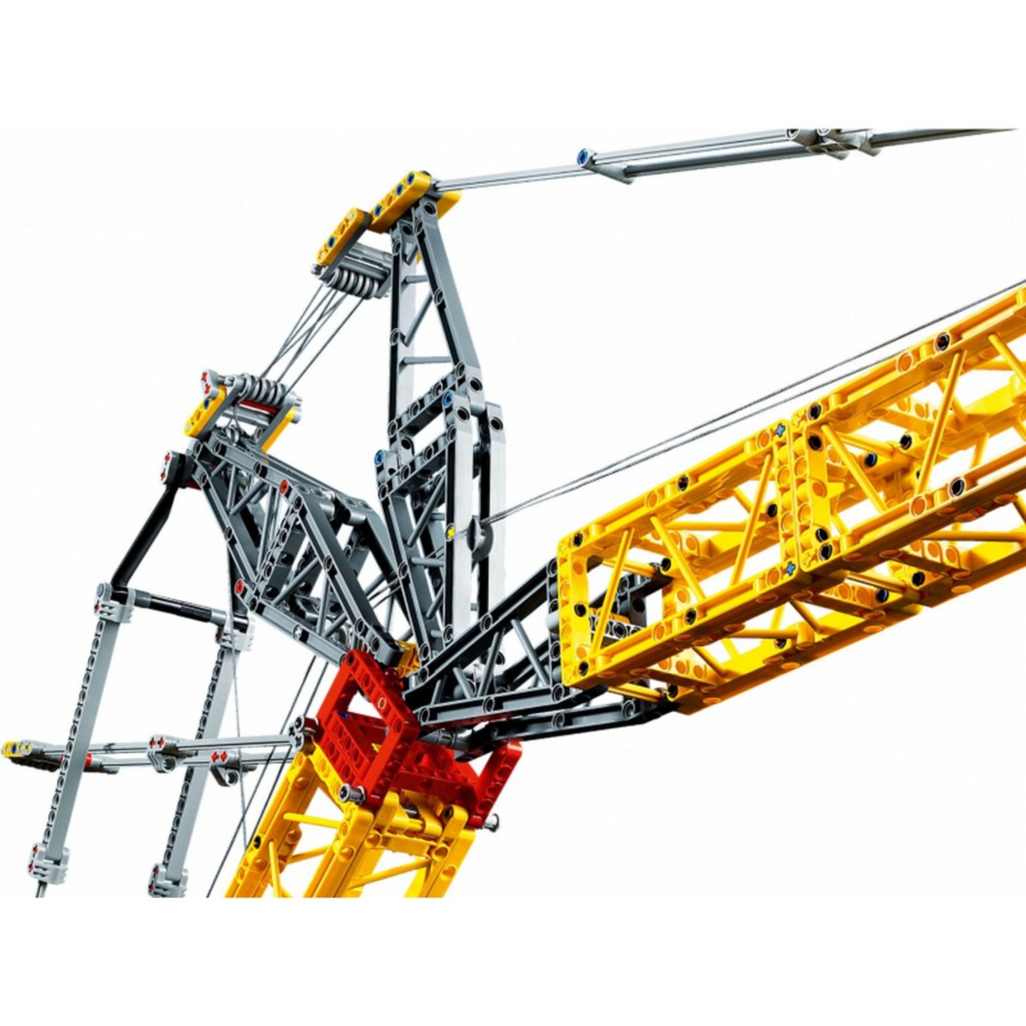 Közeli kép a LEGO Technic Liebherr LR 13000 daru (42146) gémcsatlakozásáról, jól láthatóak a kötélzetek, a sárga-fekete merevítők és a szerkezeti részletek.