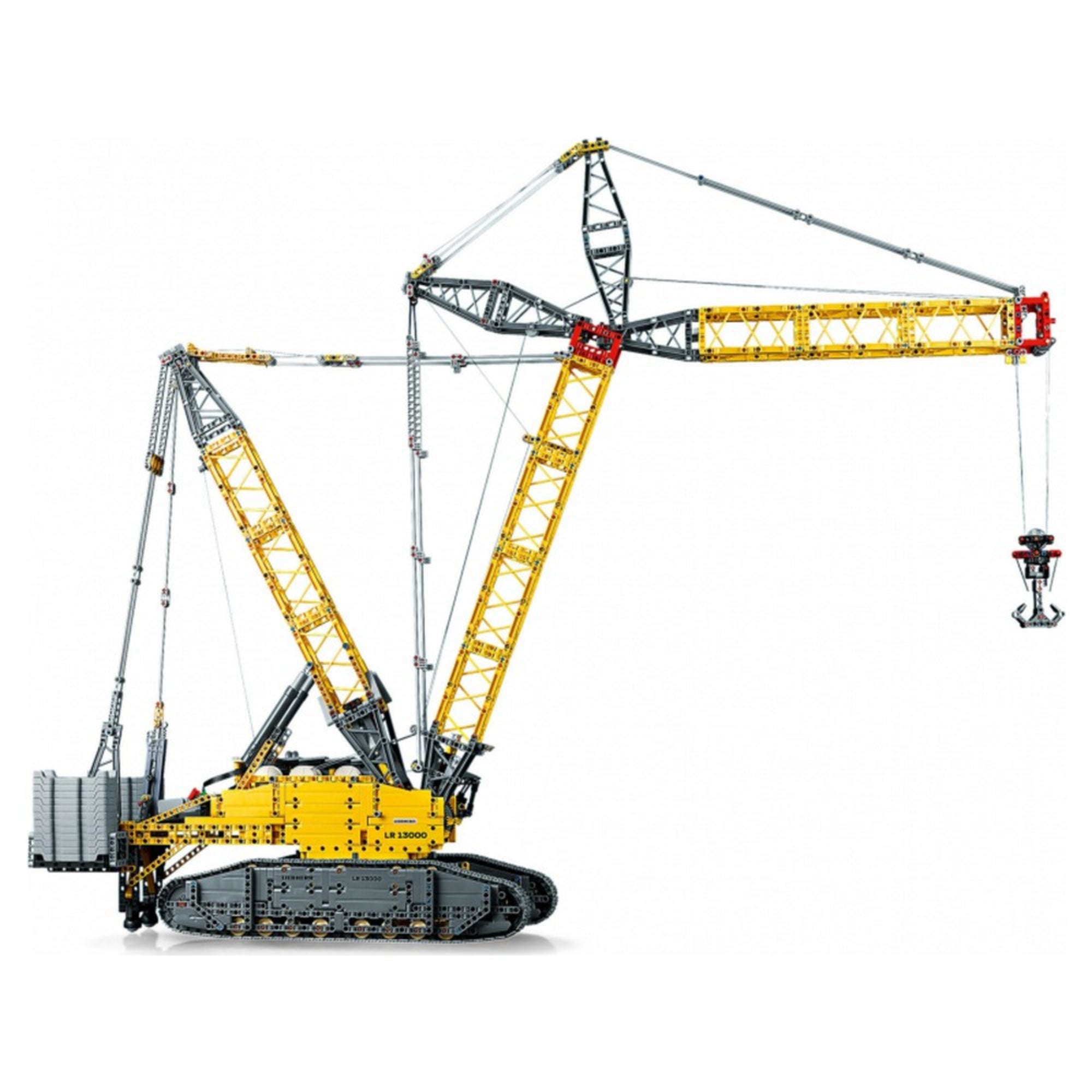 Egy oldalnézeti kép a LEGO Technic Liebherr LR 13000 lánctalpas daruról (42146), sárga és szürke színekben, kiemelve a monumentális gémrendszert és a súlyos ellensúlyokat.