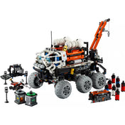 A LEGO Technic Marskutató űrjármű (42180) teljesen összeépítve, nyolckerék-meghajtással, daruval, műszerekkel, robotkarral és marsi kutatófelszereléssel.