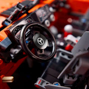 LEGO Technic Mercedes-Benz G 500 PROFESSIONAL Line kormánykereke közelről, jól látható a Mercedes-logó és a műszerfal részletes kidolgozása.