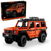LEGO Technic Mercedes-Benz G 500 PROFESSIONAL Line összeszerelve a dobozával együtt, dobozon a készlet képe sötét háttérrel.