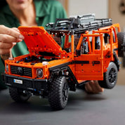 LEGO Technic Mercedes-Benz G 500 PROFESSIONAL Line modell nyitott motorháztetővel és ajtókkal, részletesen kidolgozott motorral és belső térrel.