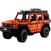 Teljesen összeszerelt LEGO Technic Mercedes-Benz G 500 PROFESSIONAL Line terepjáró oldalnézetből, fekete tetőcsomagtartóval és terepjáró gumikkal.