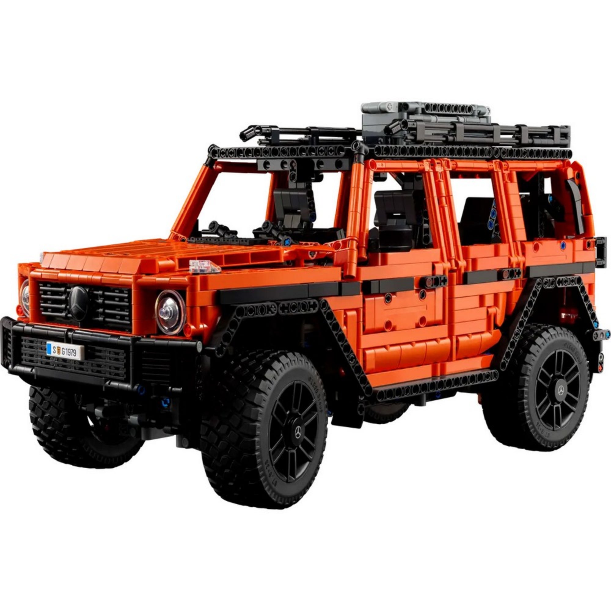 Teljesen összeszerelt LEGO Technic Mercedes-Benz G 500 PROFESSIONAL Line terepjáró oldalnézetből, fekete tetőcsomagtartóval és terepjáró gumikkal.