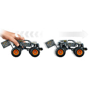 A LEGO Technic Max-D szörnyeteg teherautó működés közben, a képen a visszahúzható motor funkcióját szemléltetik, ahogy a jármű előrelendül.