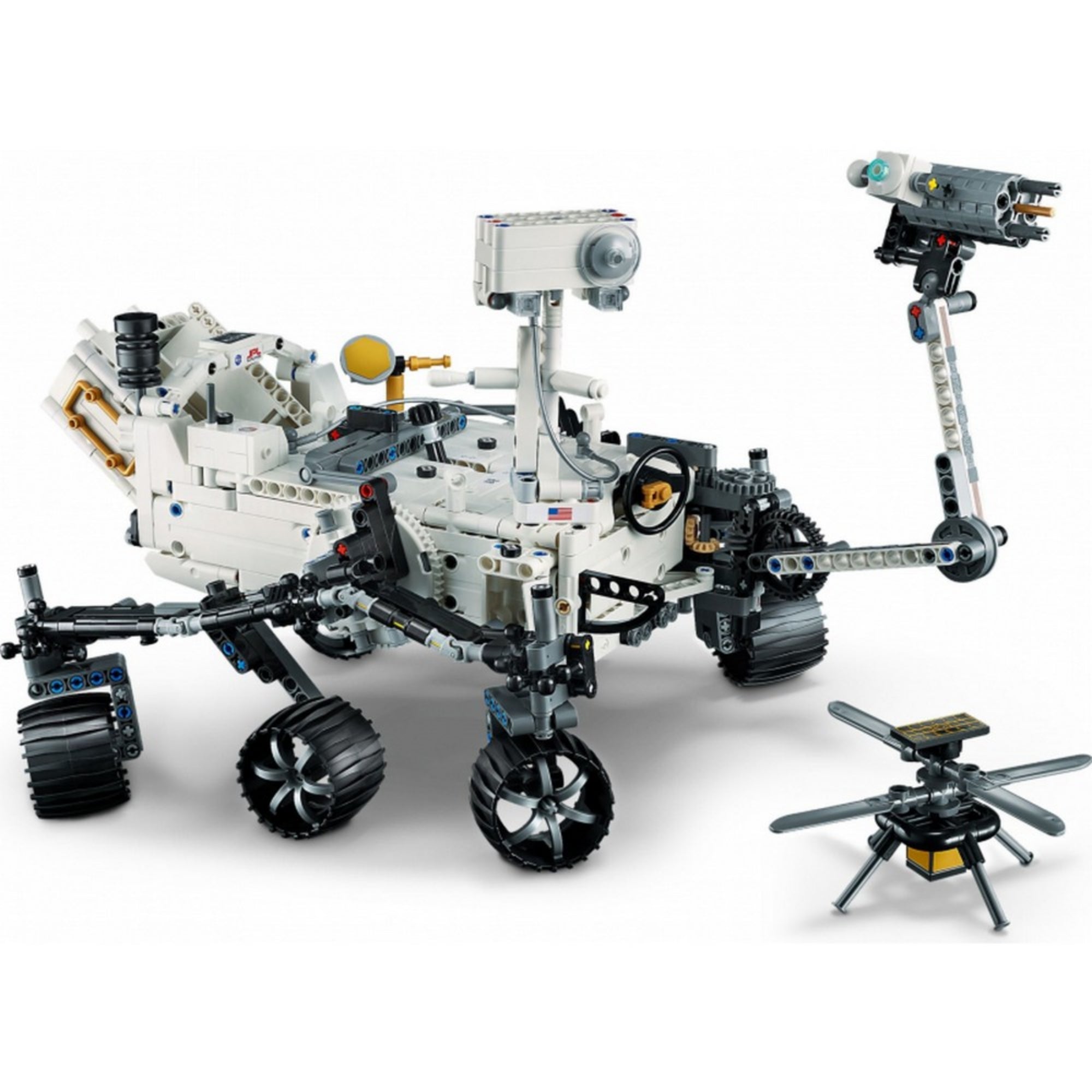 LEGO Technic NASA Mars Rover Perseverance 42158 közelebbi nézet a marsjáróról, részletes kidolgozású kamerarendszerrel, robotkarral és az Ingenuity minihelikopterrel a jármű mellett.
