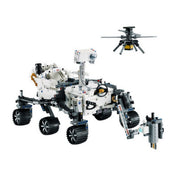 LEGO Technic NASA Mars Rover Perseverance 42158 modell a teljes drónos kiegészítővel, a kerekek és karok mozgatható elemei, valamint az Ingenuity helikopter is látható a kép jobb felső sarkában.