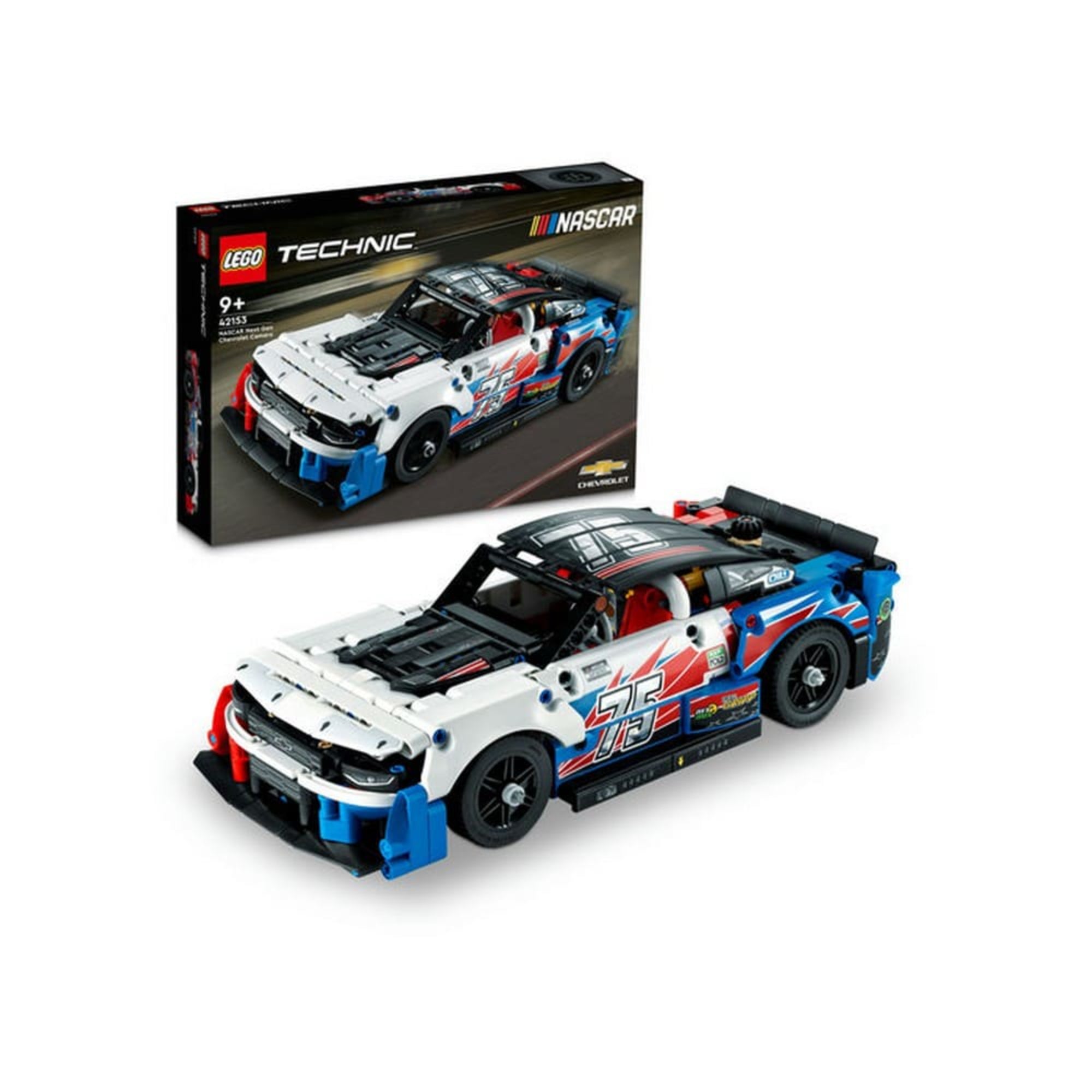 LEGO Technic NASCAR Next Gen Chevrolet Camaro ZL1 (42153) készlet doboza és a mellette látható összeállított autómodell, versenypályás háttérrel.