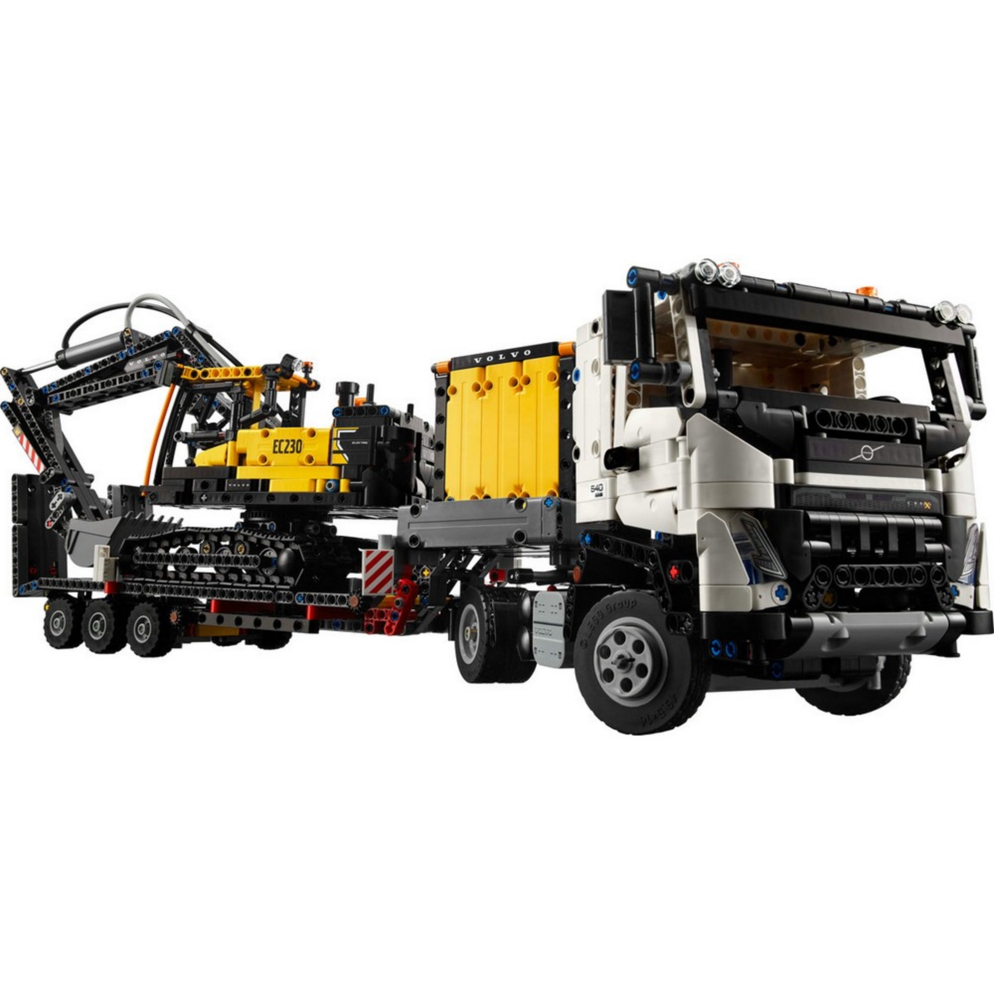 LEGO Technic Volvo FMX teherautó és EC230 elektromos markoló oldalnézetből, a markoló a szállítótrailerre van rögzítve.