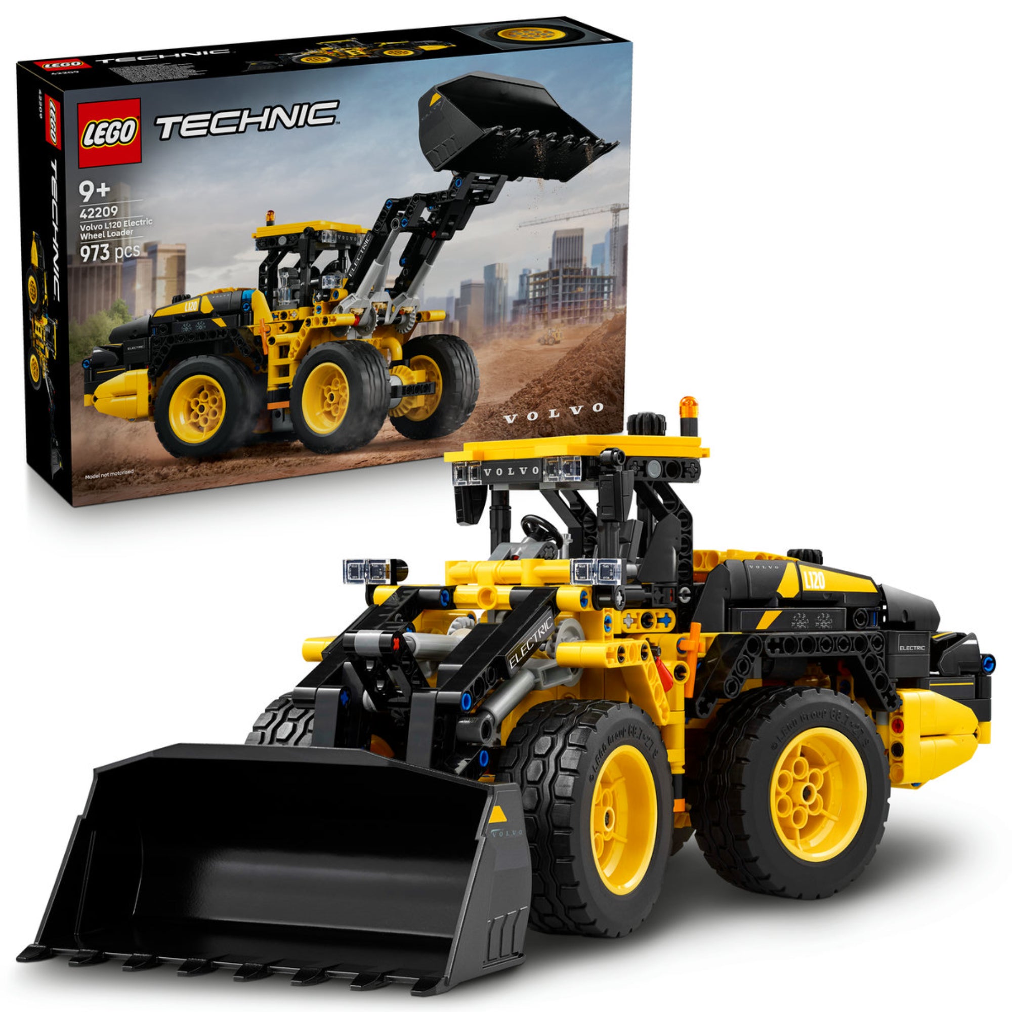 A LEGO Technic Volvo L120 Electric Wheel Loader (42209) készlet doboza és az összerakott markológép homokos terepen, városi háttérrel.