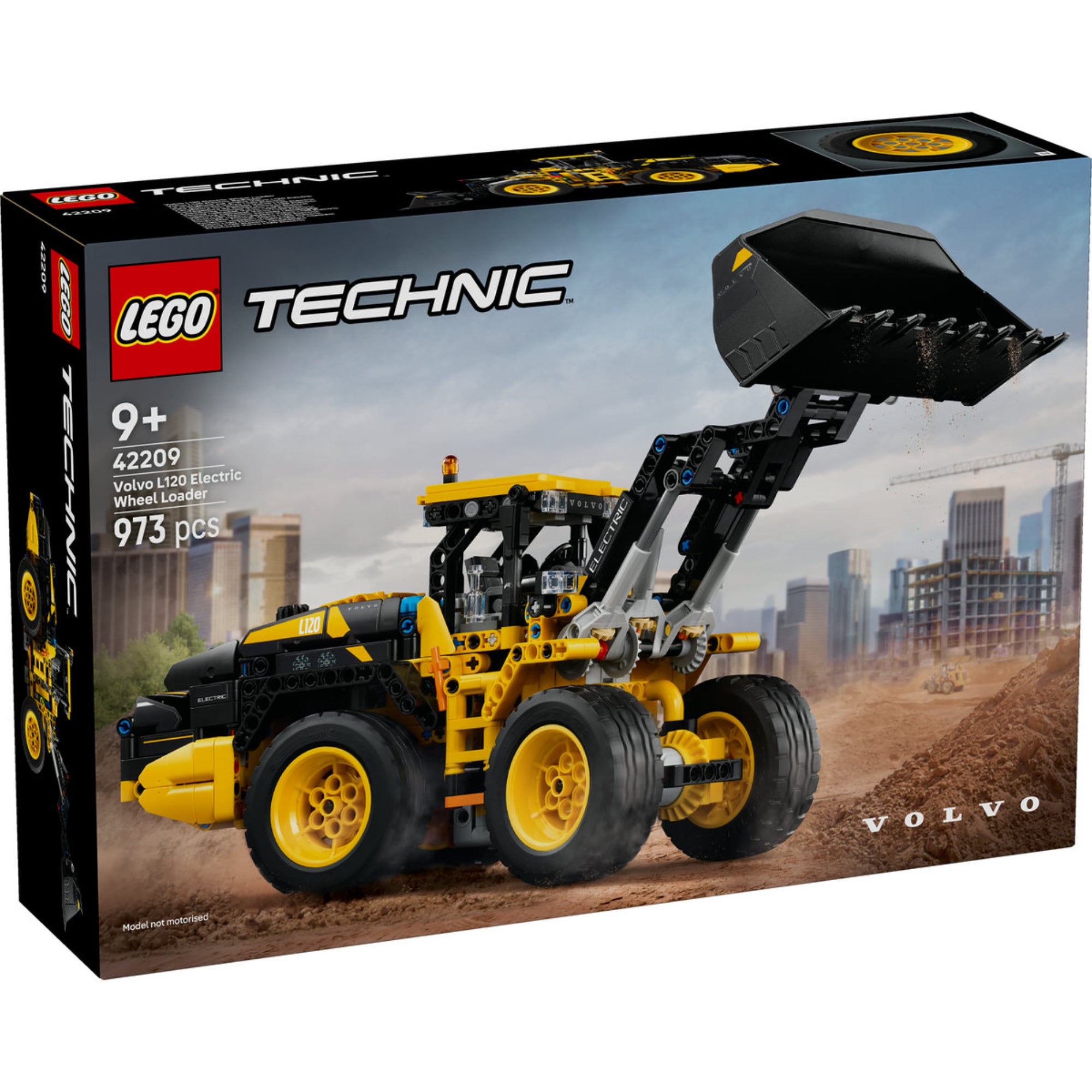  A LEGO Technic Volvo L120 Electric Wheel Loader (42209) doboza közelről, rajta a sárga-fekete markológép emelt rakodókanállal.