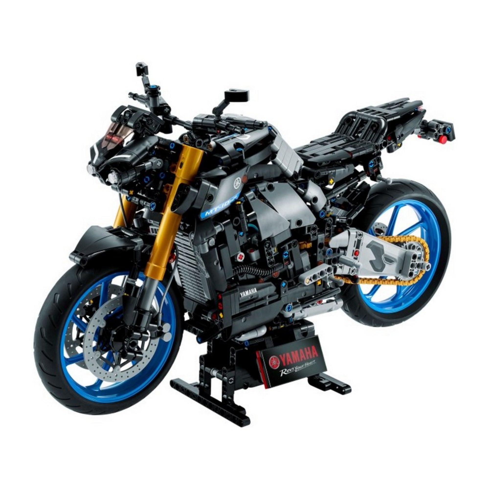 LEGO Technic Yamaha MT-10 SP 42159 modell ferde elölnézetből, aranyszínű első villákkal, kék keréktárcsákkal és a Yamaha logóval ellátott állványon.