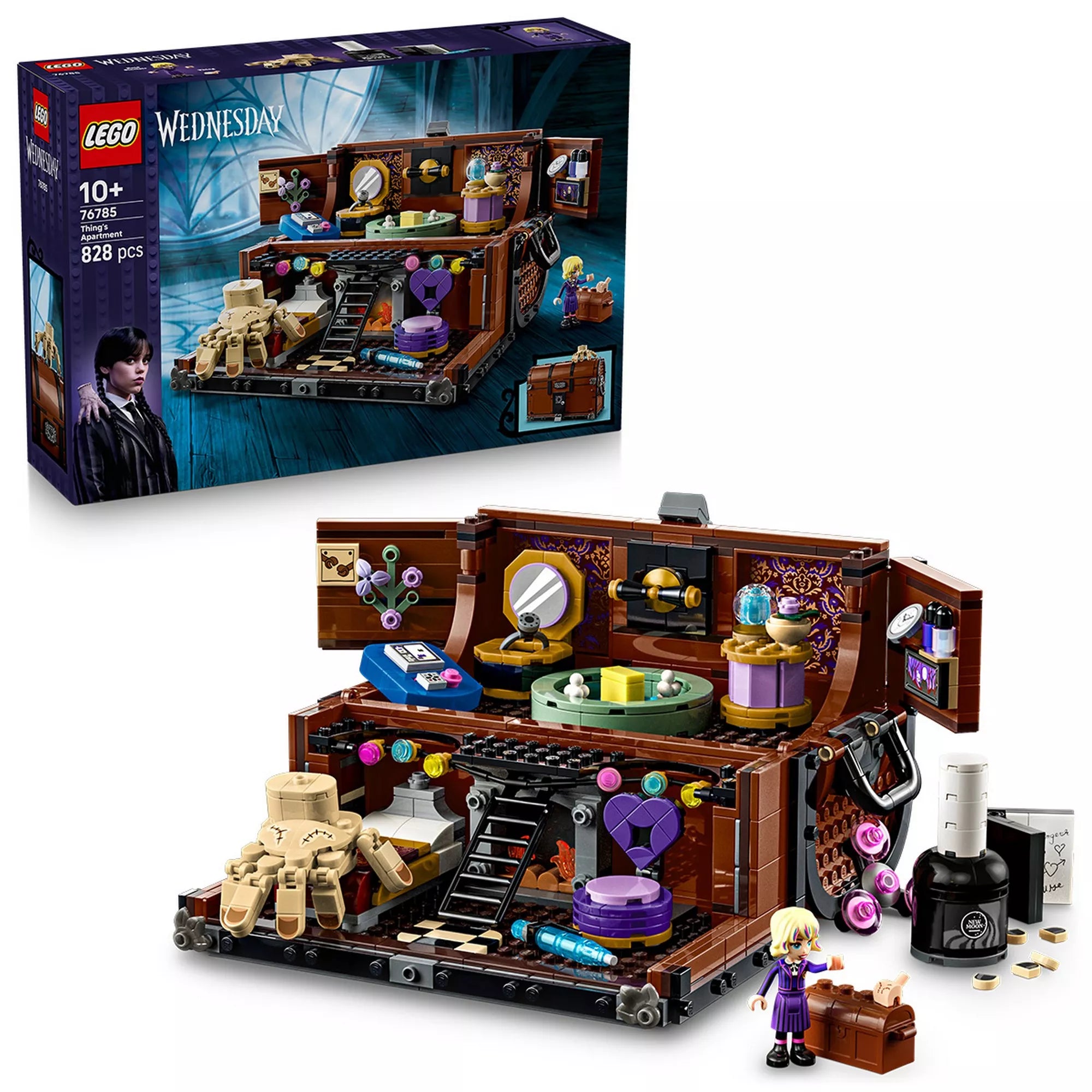 A LEGO Wednesday – Thing’s Apartment épített jelenete és a doboza együtt, bemutatva a lakószoba részleteit, a létrát, a kiegészítőket és a karaktereket.