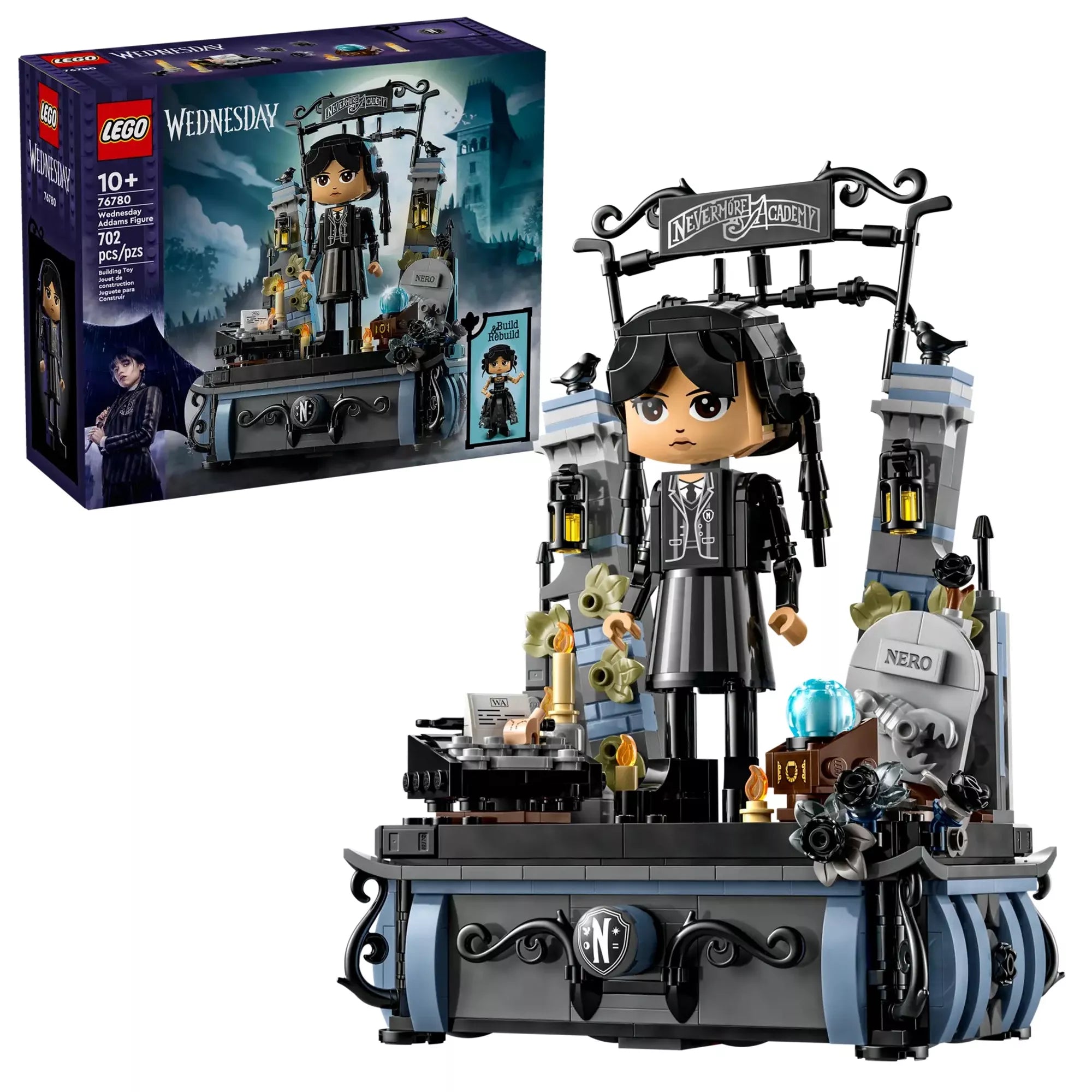 A LEGO Wednesday Addams figura és a doboz együtt, a részletesen kidolgozott alaplappal és a karakter jellegzetes fekete-fehér ruhájával.
