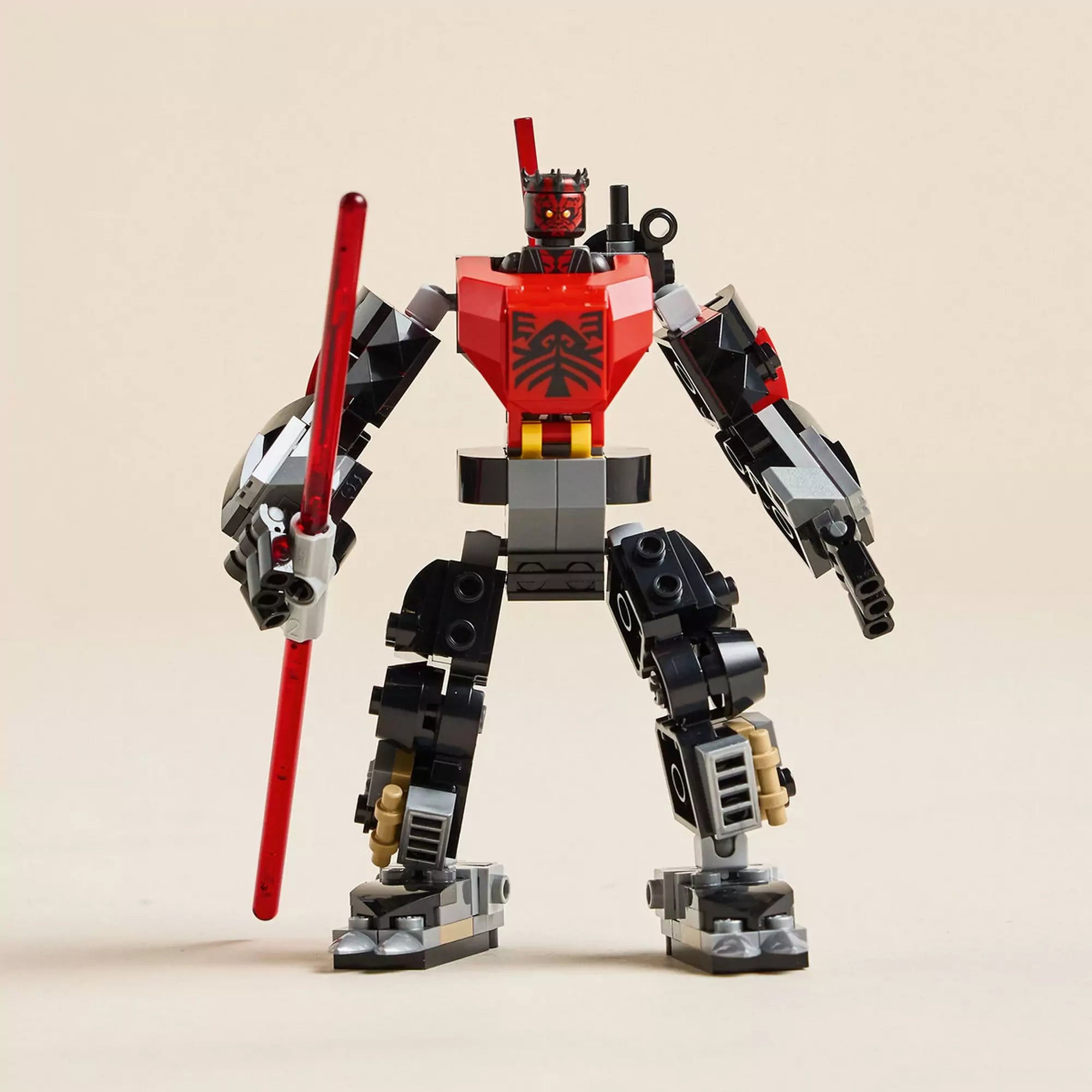 A teljesen összerakott Darth Maul mech figura egyenesen előre néz, kezében a hosszú vörös fénykard, részletgazdag testtel és mozgatható végtagokkal.