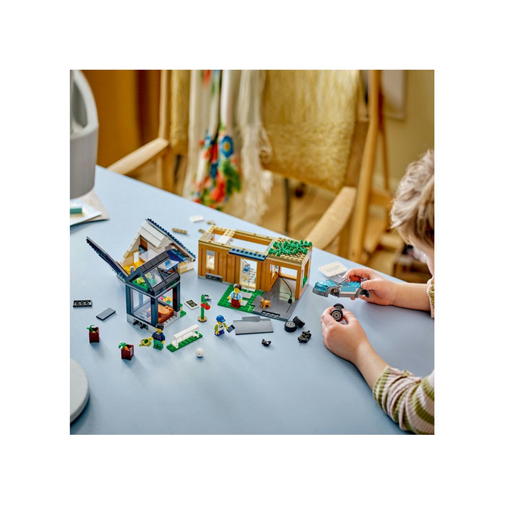 LEGO City -  Casa familiei si masina electrica 60398, 462 piese