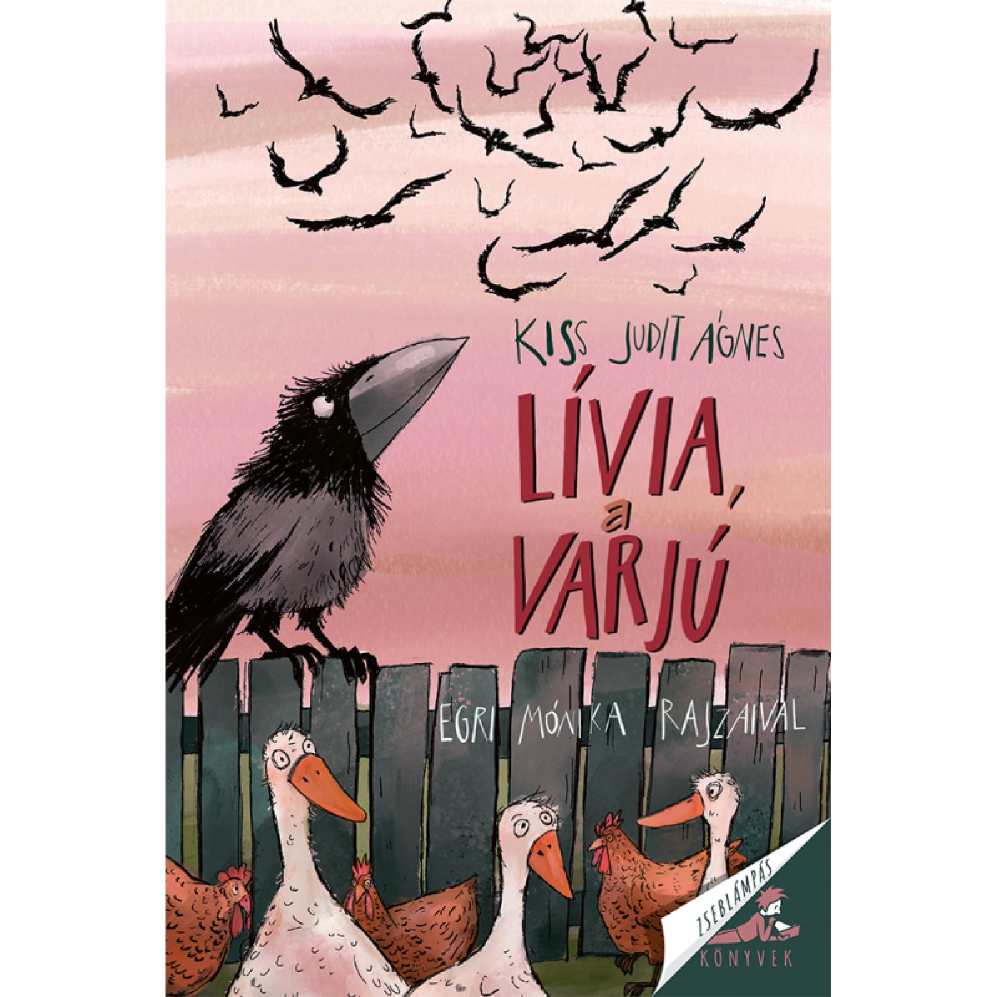A „Lívia, a varjú” című könyv borítója, amelyen egy fekete varjú ül egy deszkapalánkon, és az égre néz, ahol sok más varjú repül. A varjú alatt fehér libák és barna tyúkok állnak a rózsaszín égbolt előtt. A cím nagy piros betűkkel, a szerző és illusztrátor neve kézírásos stílusban olvasható.