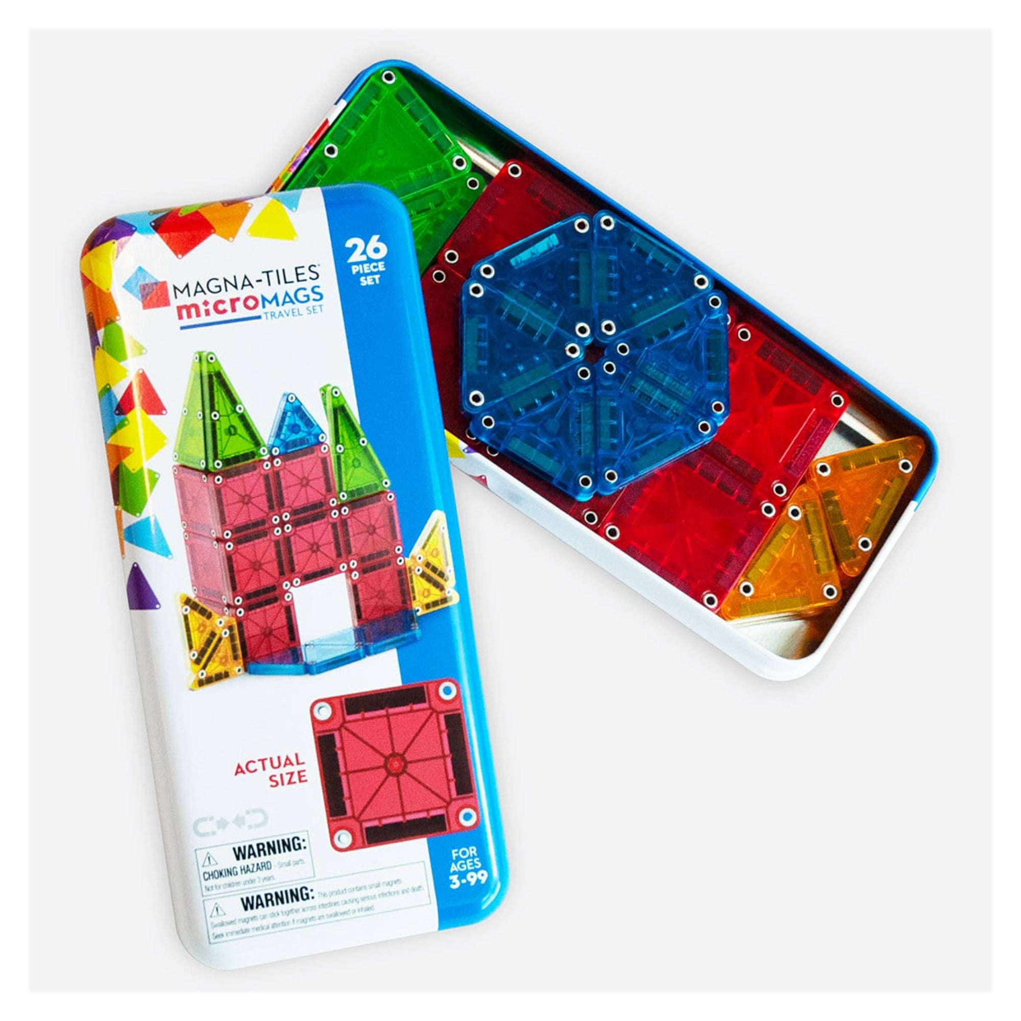 A MAGNA-TILES microMAGS Travel szett (26 darabos) fém doboza, amely 26 színes mágneses építőelemet tartalmaz, kompakt és könnyen hordozható kivitelben.