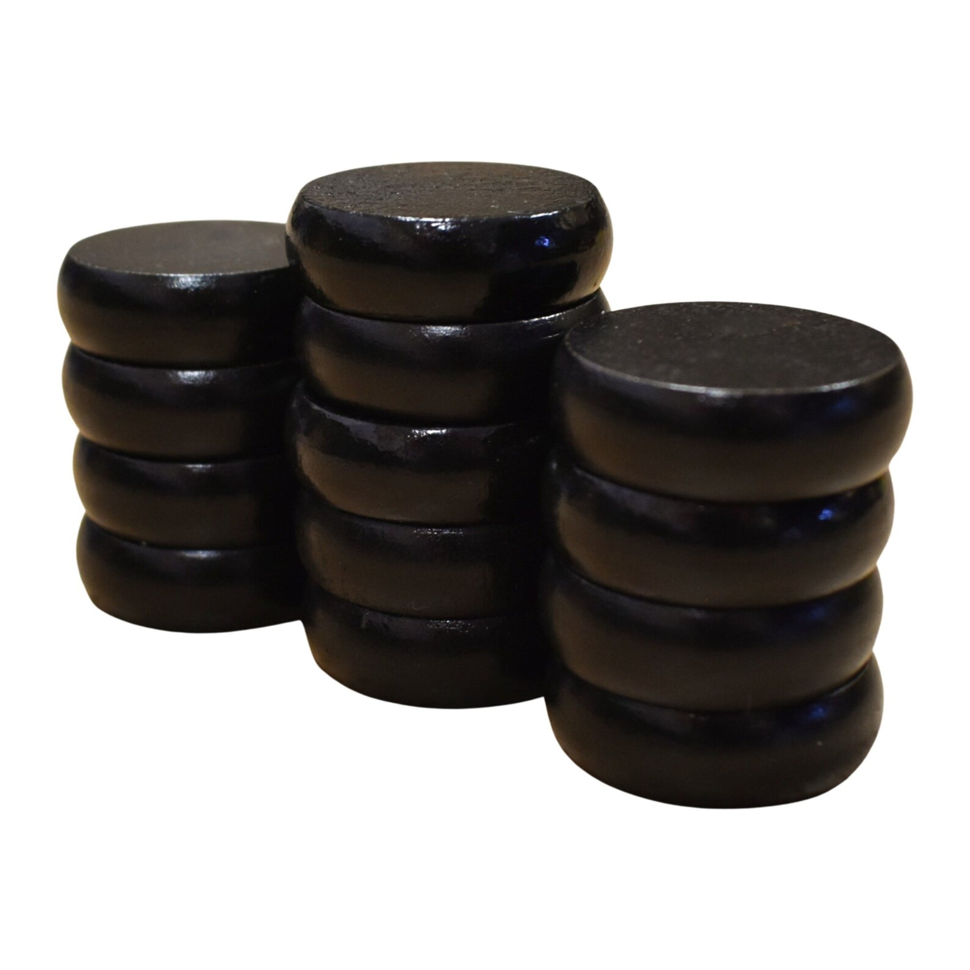 A képen egy fekete Crokinole korongkészlet látható. A fényes felületű, 32 mm átmérőjű korongok tökéletesen illeszkednek a szabványos Crokinole táblákhoz, biztosítva a sima és pontos játékélményt.