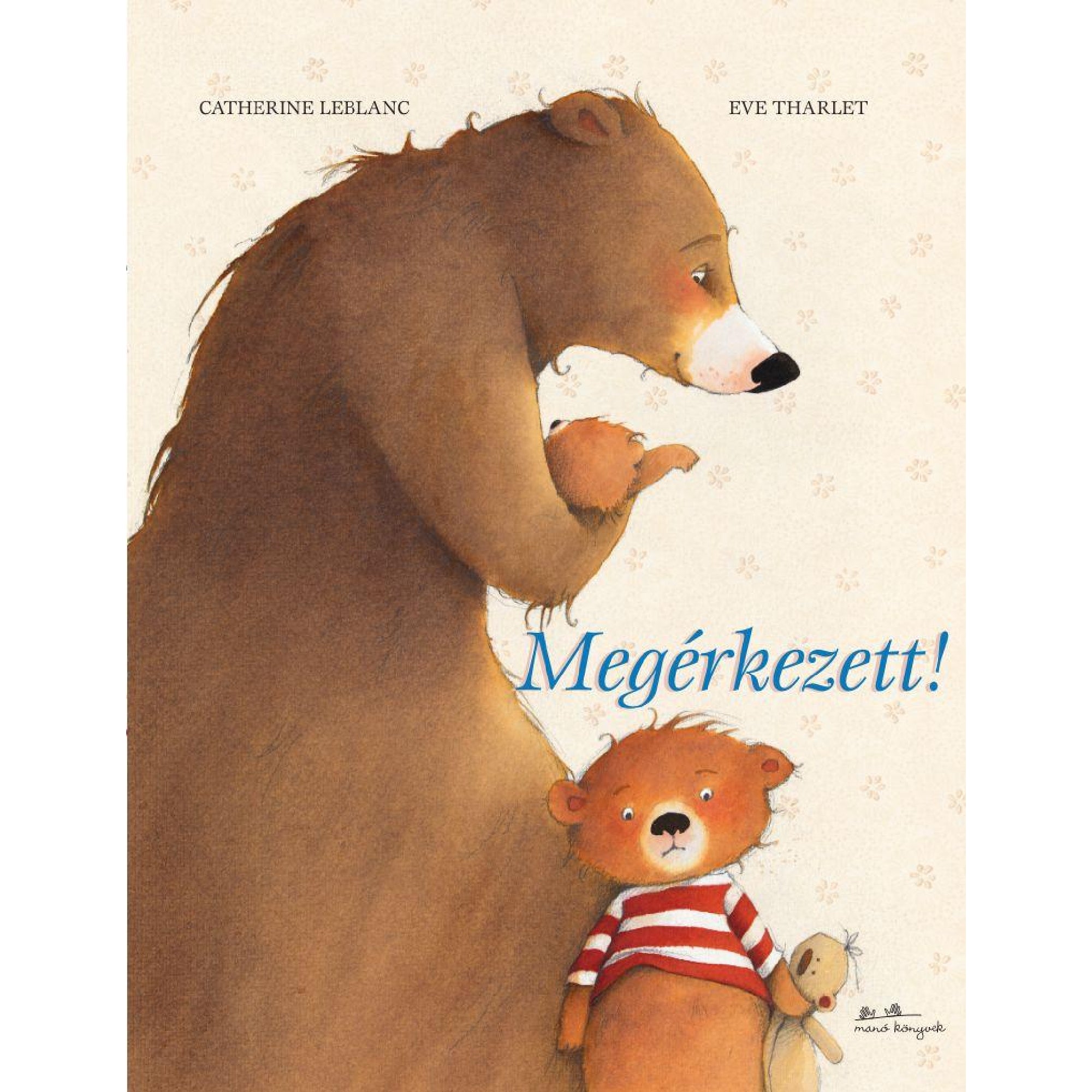A Megérkezett! című gyerekkönyv borítója, amelyen egy nagy barna medve figyelmesen nézi kezében a kisbocsot, miközben a szomorkás arcú bocs piros-fehér csíkos pólóban és plüssjátékkal a kezében áll a háttér előtt.

