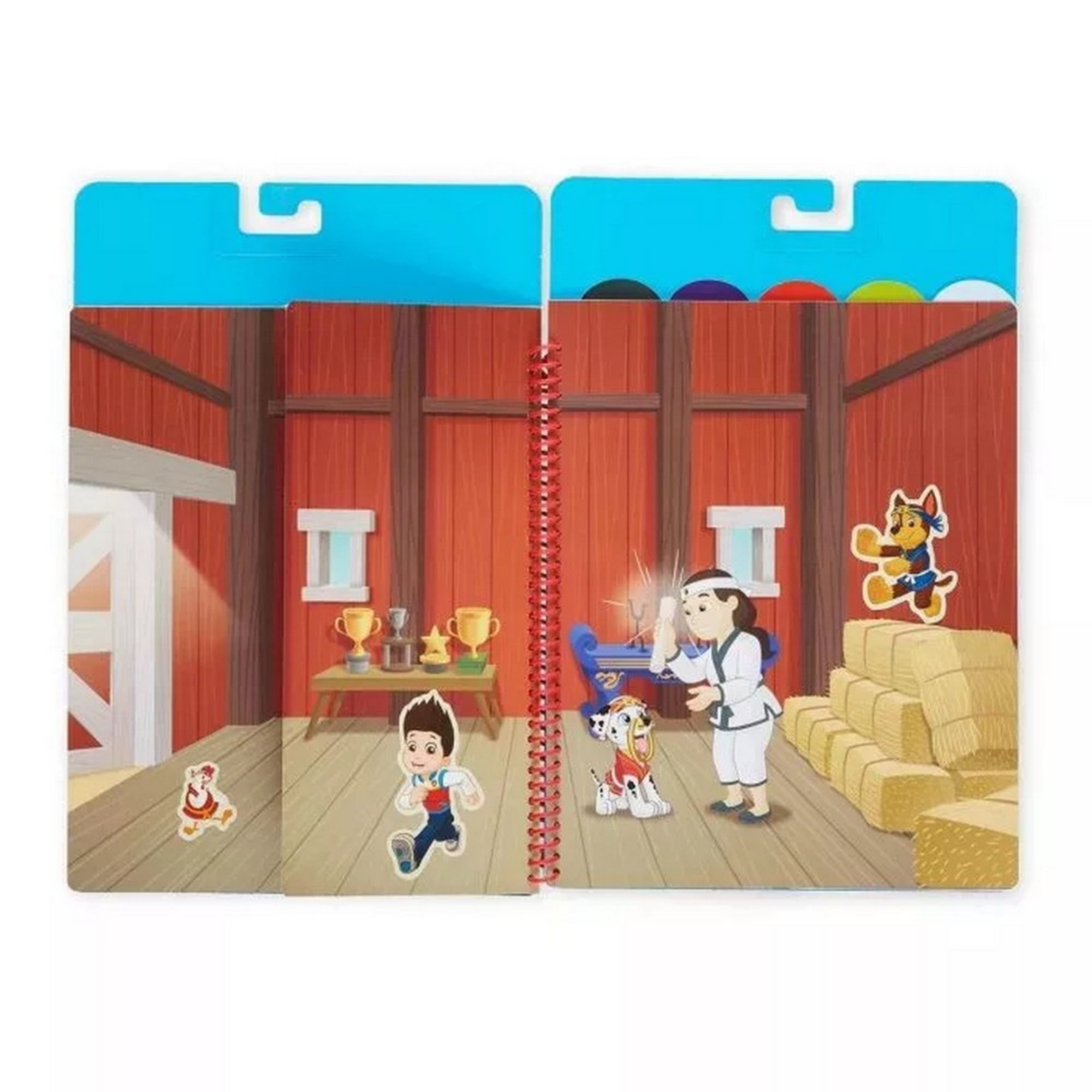 A Melissa & Doug Újrahasználható Matricás Füzet – Mancs őrjárat Küldetések belső oldala, pajtabelső háttérrel és beragasztott figurás matricákkal, például Ryderrel és a kutyusokkal.
