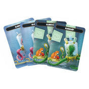 Mindbug – Első találkozás társasjáték lénykártyái legyező alakban, különböző képességekkel, értékekkel és részletgazdag illusztrációkkal